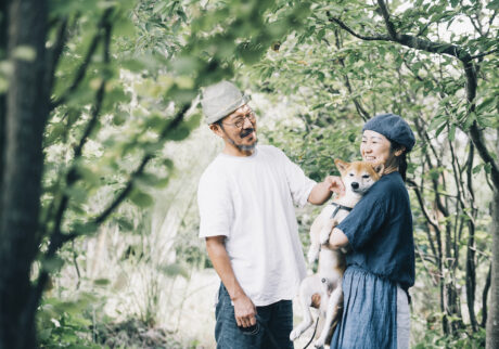 心地よい庭の木陰で愛犬シヴァとくつろぐ公明さんとあゆみさん。
