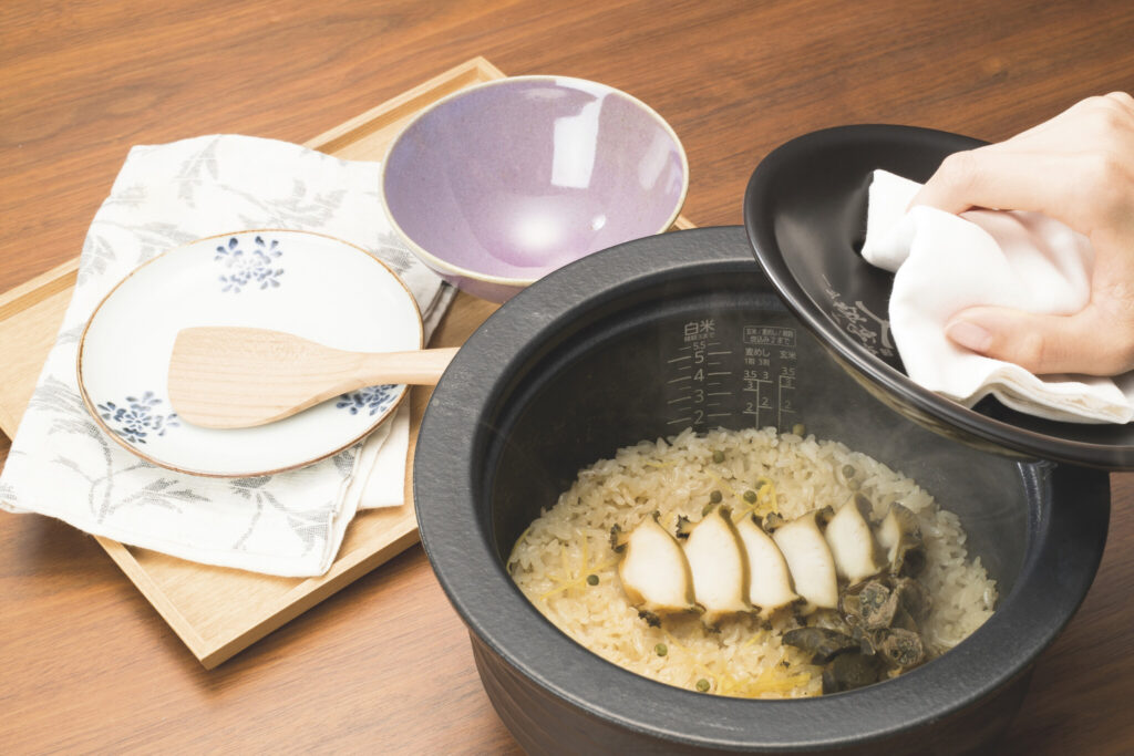 土鍋の専用蓋を使うと、1合からでもおいしく仕上がる「1合料亭炊き」を。内なべは万が一割れても5年保証がついているのが嬉しい。