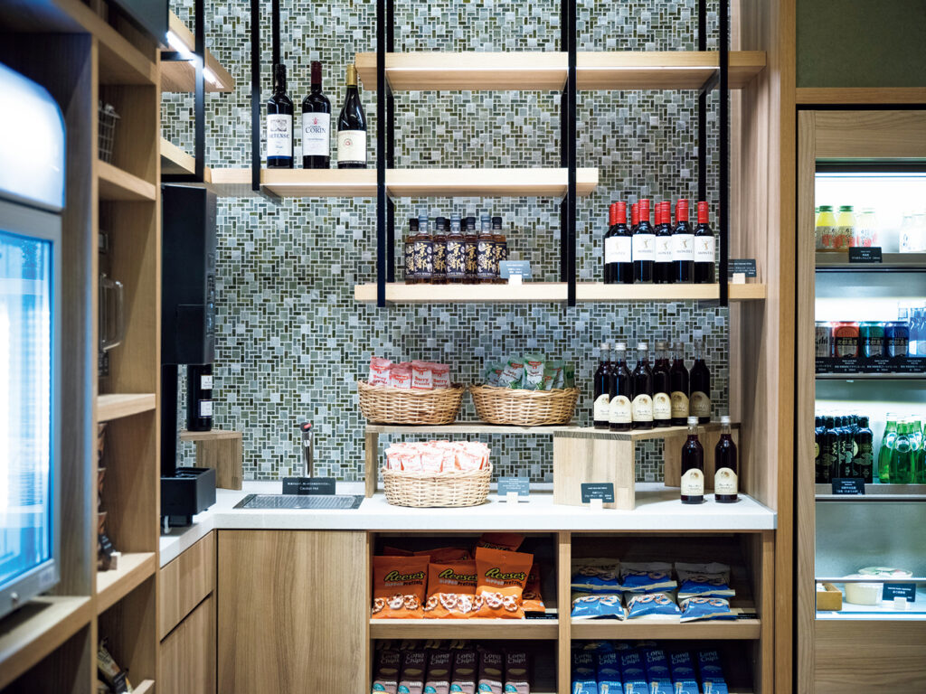 「The SHOP」にはオリジナルパッケージのローカルスナックも。ヒルトン・ガーデン・イン京都四条烏丸 ホテル hiltonhotels
