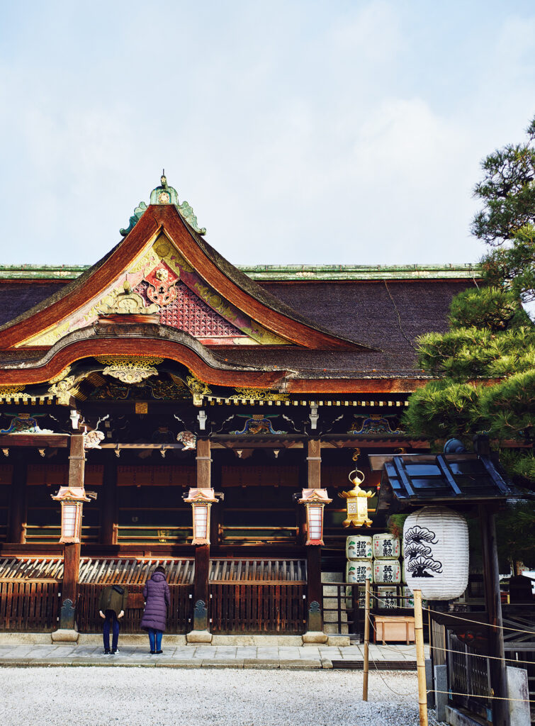 檜皮葺(ひわだぶき)の拝殿。時代ごとの朝廷や将軍家が造営や修繕を担ってきた。豪華絢爛な御本殿や拝殿は、造営当時のままの姿を今に残すのが貴重だ。檜皮葺 (ひわだぶき) の拝殿。時代ごとの朝廷や将軍家が造営や修繕を担ってきた。豪華絢爛な御本殿や拝殿は、造営当時のままの姿を今に残すのが貴重だ。京都 北野天満宮 下鴨神社 縁起物 旅 - 檜皮葺(ひわだぶき)の拝殿。時代ごとの朝廷や将軍家が造営や修繕を担ってきた。豪華絢爛な御本殿や拝殿は、造営当時のままの姿を今に残すのが貴重だ。 檜皮葺 (ひわだぶき) の拝殿。時代ごとの朝廷や将軍家が造営や修繕を担ってきた。豪華絢爛な御本殿や拝殿は、造営当時のままの姿を今に残すのが貴重だ。京都 北野天満宮 下鴨神社 縁起物 旅