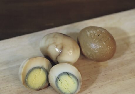 じっくり味が染みた茶葉蛋は1個10元。冷蔵庫で4～5日は持つ。