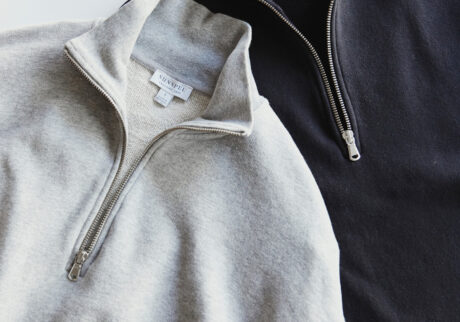 「Q40 COTTON LOOPBACK SWEATSHIRT」¥20,900。ブラックとグレーの２色が揃う。 サンスペル