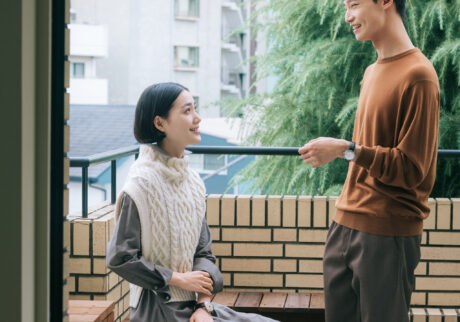 ＂オリエントバンビーノ＂もまた、ペアで楽しめる。何げない朝のひとときも、特別な時間に。腕時計 (右) RN-AC0M03S [ケースサイズ：縦44mm／横:38.4mm／厚さ12.5mm] ¥31,900 腕時計 (左) RN-AC0M04Y [ケースサイズ：縦44mm／横38.4mm／厚さ12.5mm]¥31,900 (ともにorient) 右／ニット￥38,500、パンツ￥36,300 (ともにジョン スメドレー／リーミルズ エージェンシー☎03-5784-1238) 左／ワンピース￥35,200 (アンデコレイテッド☎03-3794-4073) ニットベスト￥28,600 (アンフィル☎03-5775-3383)