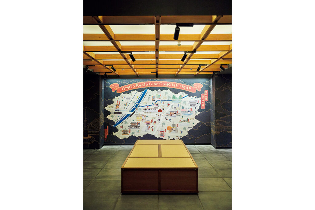 レセプション奥にあるパブリックスペース「OMOベース」。壁には地元のイラストレーターによる「Go-KINJO MAP」があり、近隣情報を得られる。飲料水やアメニティもここで。