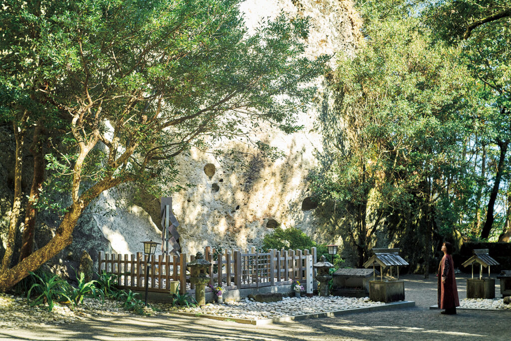 日本書紀にも記される古来の聖地『花の窟神社』 (熊野市有馬町130 ☎0597−89−2881) 。そのご神体である巨石は、見上げても全貌を把握できないほど。