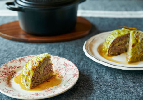 完成。食べるときにはケーキのようにカットして、煮汁を使った旨味たっぷりのソースをかけていただく。