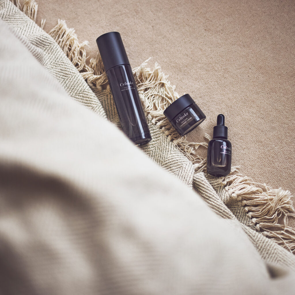 Celvoke | CELL LUXE Concentrate Oil / Treatment Lotion / Treatment Cream
アナツバメの巣を低熟発酵させて仕上げた、〈セルヴォーク〉のエイジングケアライン。左から、セルリュクス トリートメントローション 150㎖ ¥8,800、セルリュクス トリートメントクリーム 30g ¥11,000、セルリュクス コンセントレートオイル 30㎖ ¥13,200(セルヴォーク ☎03−5774−5565)Celvoke | CELL LUXE Concentrate Oil / Treatment Lotion / Treatment Cream - Celvoke | CELL LUXE Concentrate Oil / Treatment Lotion / Treatment Cream
アナツバメの巣を低熟発酵させて仕上げた、〈セルヴォーク〉のエイジングケアライン。左から、セルリュクス トリートメントローション 150㎖ ¥8,800、セルリュクス トリートメントクリーム 30g ¥11,000、セルリュクス コンセントレートオイル 30㎖ ¥13,200(セルヴォーク ☎03−5774−5565) Celvoke | CELL LUXE Concentrate Oil / Treatment Lotion / Treatment Cream