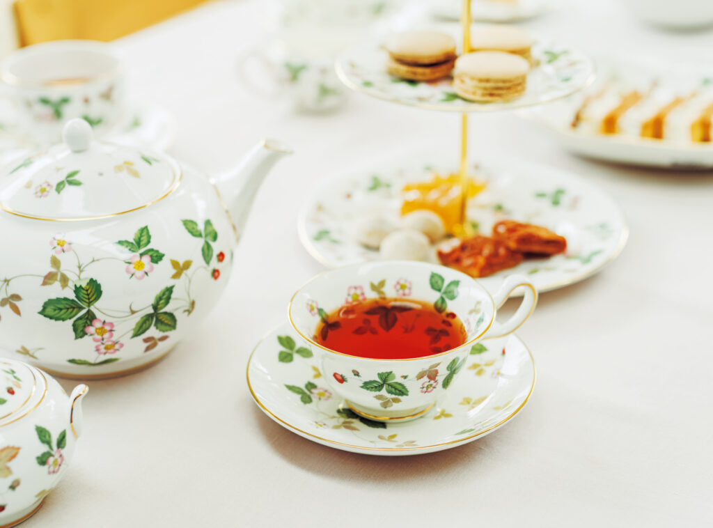 紅茶の色めが美しく映えるティーカップ&ソーサー。優雅な佇まいが、寛いだお茶の時間に導いてくれる。2段のケーキスタンドは、15㎝と20㎝のプレートを組み合わせた小ぶりで使いやすいサイズ。アフタヌーンティーのお供にしたいお菓子を美しく添えて、目でも楽しむことができる。ティーカップ&ソーサー (ピオニー) ¥11,000、ティーポットL¥49,500、シュガーボックスL¥25,300、2段ケーキスタンド¥16,500、オーバルディッシュ¥8,800 紅茶の色めが美しく映えるティーカップ&ソーサー。優雅な佇まいが、寛いだお茶の時間に導いてくれる。2段のケーキスタンドは、15㎝と20㎝のプレートを組み合わせた小ぶりで使いやすいサイズ。アフタヌーンティーのお供にしたいお菓子を美しく添えて、目でも楽しむことができる。ティーカップ&ソーサー (ピオニー) ¥11,000、ティーポットL¥49,500、シュガーボックスL¥25,300、2段ケーキスタンド¥16,500、オーバルディッシュ¥8,800