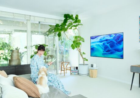 壁に薄くフィットする〈パナソニック〉の「ウォールフィットテレビ」で空間を自由に楽しむ、モデル・kazumiさんの住まいへ。