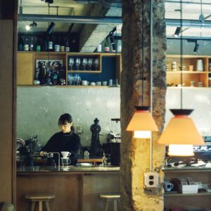 『SAND COFFEE』／花蓮の焙煎所から仕入れている豆をハンドドリップで。「豆に対する湯量の割合を少し高めにして、淹れています。そうすると味の層が深くなり、後味が長く残るんです」と、店主の顔浩軒さん。台北で、おいしい一杯の珈琲を。淹れ方にこだわる名店の味と出合う。